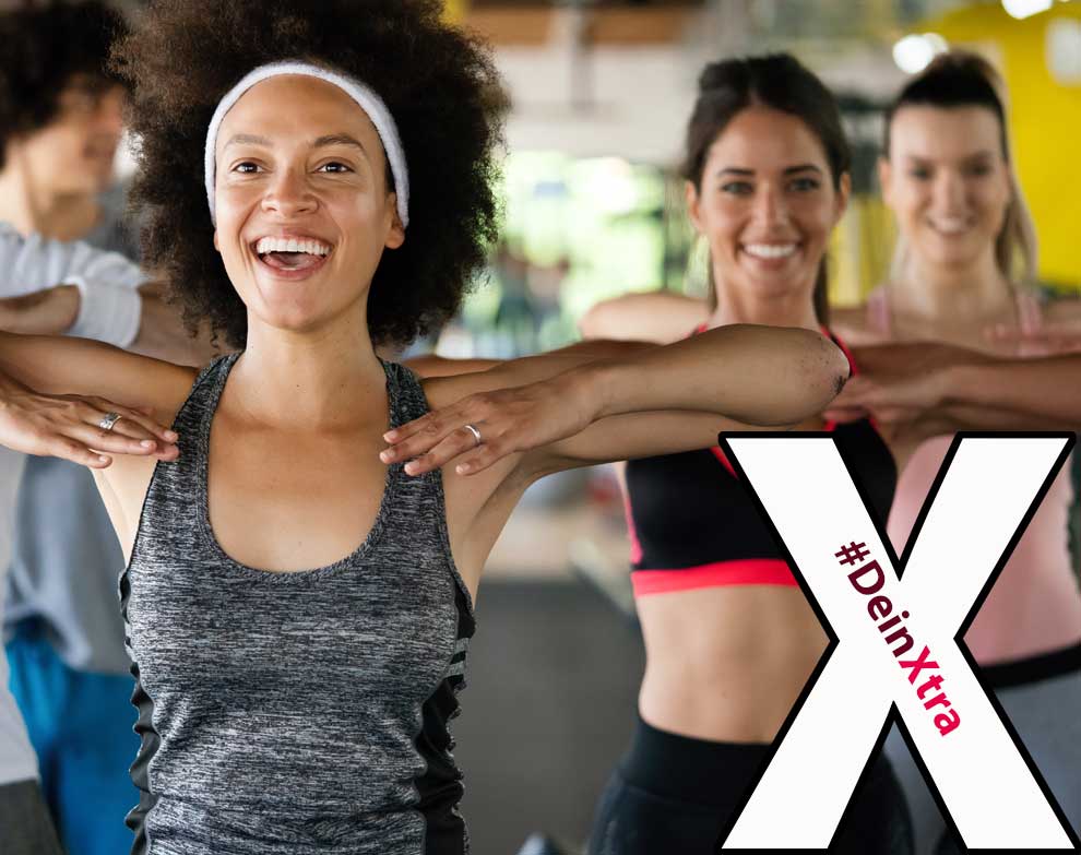 #DeinXtra Bild zeigt Menschen im Fitnessstudio. © AdobeStock: NDABCREATIVITY